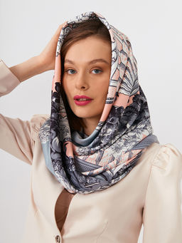 Большой, мягкий, тонкий и очень нежный двусторонний платок с рисунком.