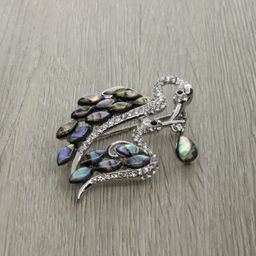 Брошь "Цапли" со вставками из гелиотиса и ювелирного сплава