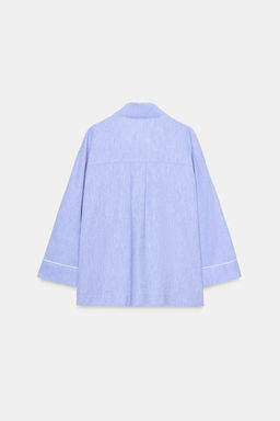 BLUSA CON LINO DETALLE VIVOS / Azul claro