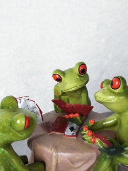 Фигурка Лягушки картежники 13 см / YX39025 /уп 12/ - Галеонтрейд фото 4