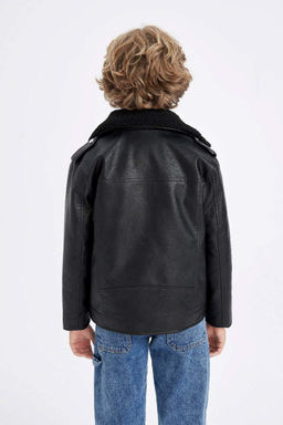 Водоотталкивающее пальто из искусственной кожи с карманом на молнии и подкладкой из искусственного меха для мальчиков - Defacto фото 7