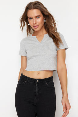Gri Melanj %100 Pamuk V Yaka Detayl? Vucuda Oturan Crop Esnek Orme T-Shirt TWOSS24TS00194 - Trendyolmilla фото 3