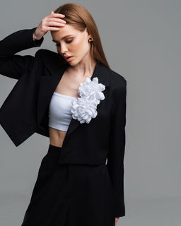 Объемная брошь из органзы