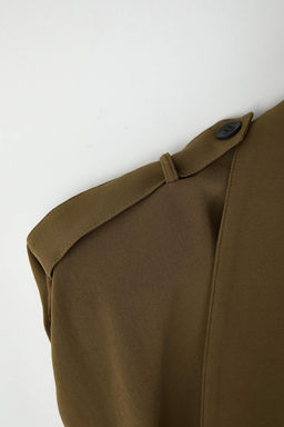 EXCLUSIVE Ac?k Haki Fitted Dokumlu Kumas Belden Oturmal? Vatkal? Astarl? Yelek TWOAW26YE00062 - Trendyolmilla фото 7