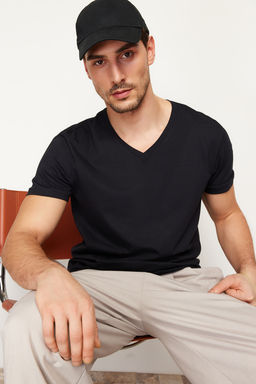 TRENDYOL MAN Siyah Regular/Normal Kesim V-Yaka Basic %100 Pamuklu T-Shirt TMNSS24TS00084