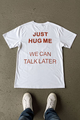 TRENDYOL MAN Beyaz Oversize/Genis Kesim Just Hug Me Bask?l? %100 Pamuk T-shirt TMNSS25TS00228