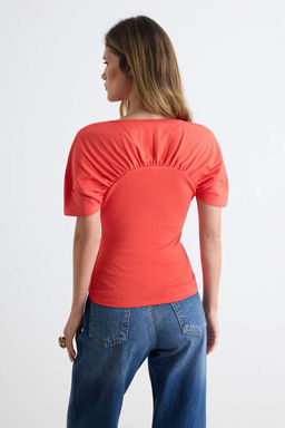 K_rm_z_ Fitted/V_cuda Oturan Kay_k Yaka K_sa Kollu %100 Pamuk _rme T-Shirt TWOSS26TS00264 - Trendyolmilla фото 4