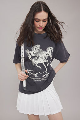 Trendyolmilla Antrasit %100 Pamuk Oversize/Genis Kal?p Bask?l? Orme T-Shirt TWOSS25TS00075