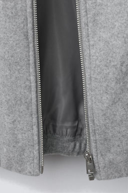 CAZADORA BOMBER SOFT / Gris claro