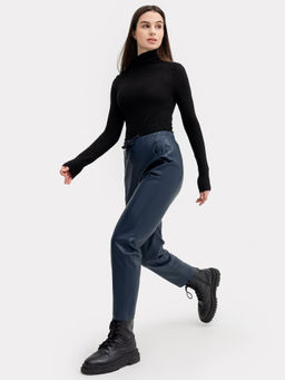 Брюки женские синие из экокожи море 182363 - Mark formelle фото 5