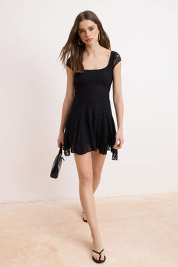 Siyah A-Kesim/Can Form Havuz Yaka Kal?n Ask?l? Kolsuz Dantel Orme Elbise TWOSS26EL00468