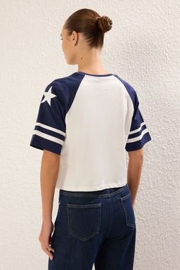 TRENDYOLMILLA Ekru %100 Pamuk Renk Bloklu Slogan Bask?l? Relaxed Crop Orme T-Shirt TWOSS25TS00067 фото 5