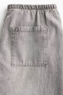 Pantal?n denim con cord?n de ajuste