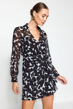 TRENDYOLMILLA Siyah Kruvaze Baglama Detayl? Mini Mono Desenli Dokuma Elbise TWOAW24EL00488 фото 7