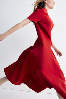 Vestido de sarga con vuelo