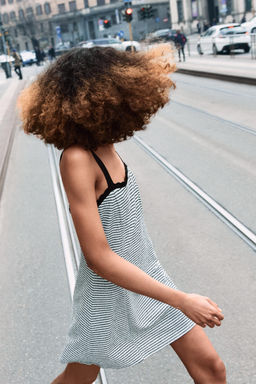 VESTIDO BOUCL? RAYAS / Negro / Crudo