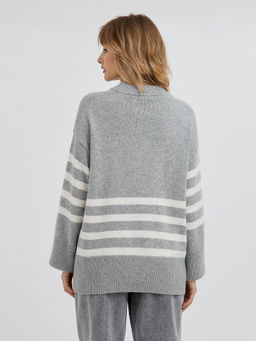 серый женский джемпер со спущенной линией плеча и с белыми полосками - Glenfield фото 6