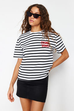 TRENDYOLMILLA K?rm?z? Cizgili Slogan Nak?s Detayl? Relaxed/Rahat Kesim Orme T-Shirt TWOSS24TS00053  фото 2