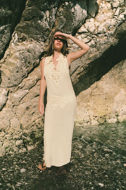 VESTIDO MIDI PLIEGUES ENCAJE / Beige vigor?