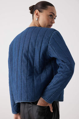 Wardrobe Essentials Koyu Mavi Kapitone Regular Denim Ceket | TWOAW26CE00013 - Trendyolmilla фото 3