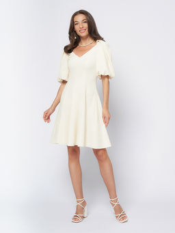Платье ванильного цвета длины мини с объемными рукавами - 1001dress фото 2