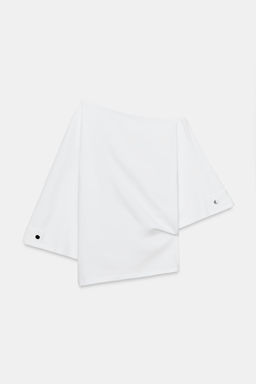 CAMISETA CUELLO BARCO BOT?N / Blanco