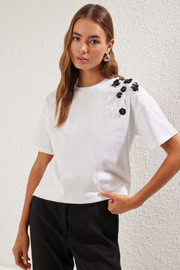 Beyaz Kal?n Pamuklu Oversize/Genis Kal?p Aksesuar Detayl? Orme T-Shirt TWOSS25TS00030