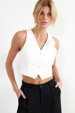 Trendyolmilla Ekru Fitted Gul Detayl? Crop Dokuma Yelek TWOSS24YE00026