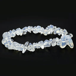 Браслет из камня Лунный камень привлекает энергии удачи и счастья