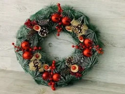 Новогодний венок с шишками и красными ягодами