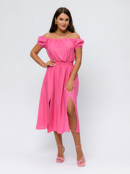 Платье розовое длины миди с открытыми плечами и разрезом на юбке