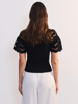 Приталенная футболка с шитьем на рукавах ZR2605023419-50 / Zarina