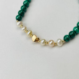 Браслет из Малахита и Жемчуга со вставкой "Сердце" 17 см