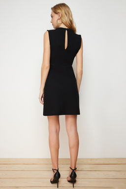 TRENDYOLMILLA Siyah Yaka Detayl? Krep Mini Skater/Belden Ac?lan Orme Elbise TWOSS23EL02015 фото 5