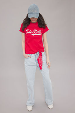 TRENDYOLMILLA K?rm?z? Slogan Bask?l? Regular/Normal Kal?p Orme T-Shirt TWOSS25TS00056