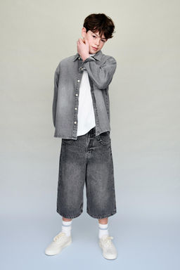 BERMUDA LARGA DENIM / Gris medio