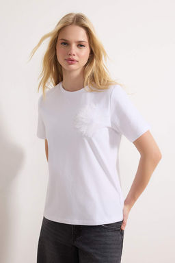Ekru Regular/Normal Kal?p K?sa Kollu Aksesuar Detayl? Tok %100 Pamuk Orme T-shirt TWOSS26TS00053