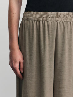 Брюки-палаццо с эластичным поясом из жатой ткани / Zarina  фото 5