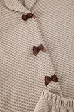 Trendyolmilla Pembe Kurdele/Fiyonk Detayl? Waffle Kumas Sortlu Orme Pijama Tak?m? THMSS25PT00014  фото 7