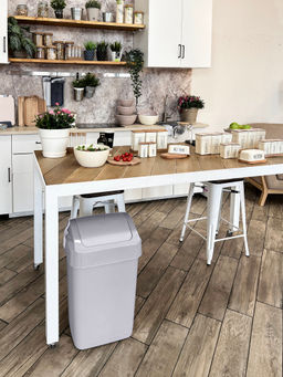 Контейнер для мусора Step 25 л с крышкой-маятником SC4804