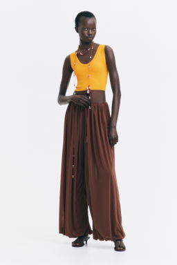 Top cropped sin mangas en punto fino - H&m фото 3