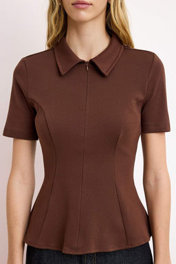 Koyu Kahverengi Peplum Polo Yaka Yar?m Pat Fermuar K?sa Kol Interlok Orme Bluz TWOSS26BZ00064