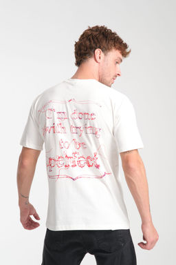 TRENDYOL MAN Beyaz Oversize/Genis Kesim S?rt Nak?sl? %100 Pamuk T-Shirt TMNSS25TS00198
