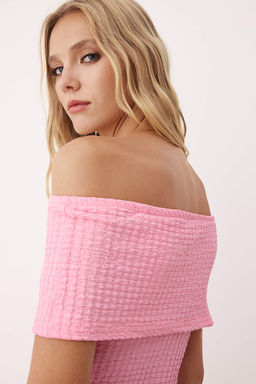 Pembe Dokulu Karmen Yaka Vucuda Oturan Crop Esnek Orme Bluz TWOSS25BZ00602