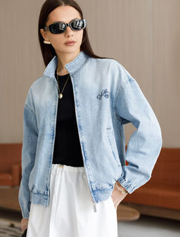 Джинсовый бомбер на молнии из облегченного денима - Vilatte фото 8