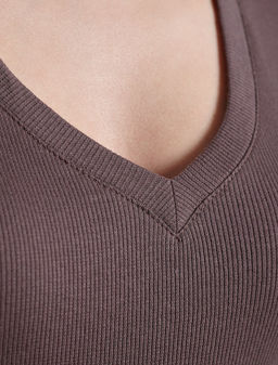 Футболка с V вырезом из фактурного трикотажа в рубчик