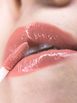 #2 Нежно-карамельный блеск для губ - Bella - Make u make фото 4