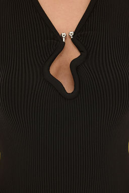 Trendyolmilla Siyah Crop Metal Aksesuarl? Triko Ince Bluz TWOSS25BZ00311