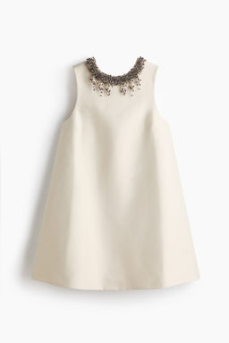 Vestido evas? con detalles decorativos