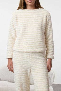 Trendyolmilla Ekru Cizgili Lurex Iplik Detayl? Wellsoft K?sl?k Orme Pijama Tak?m? THMAW25PT00070